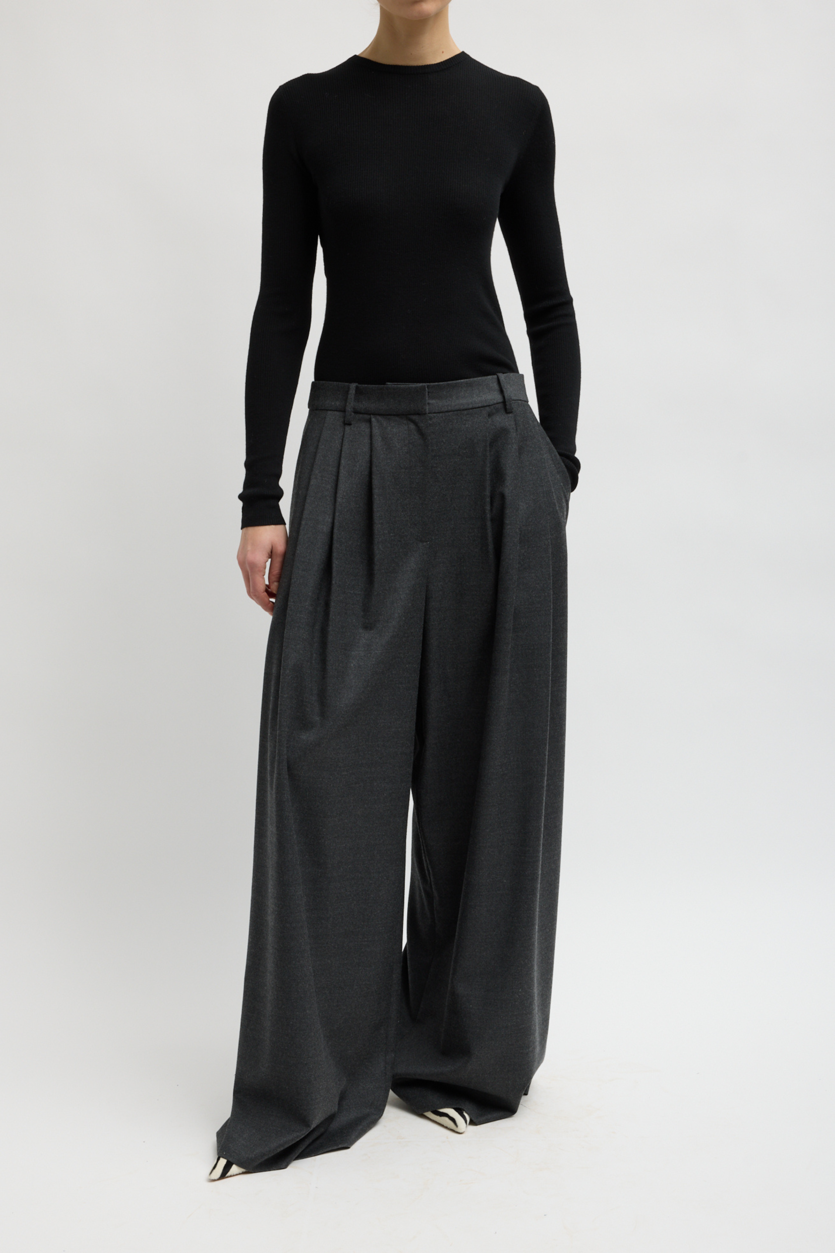 Feather Weight Ribbed Sweater Crewneck Pullover - Black